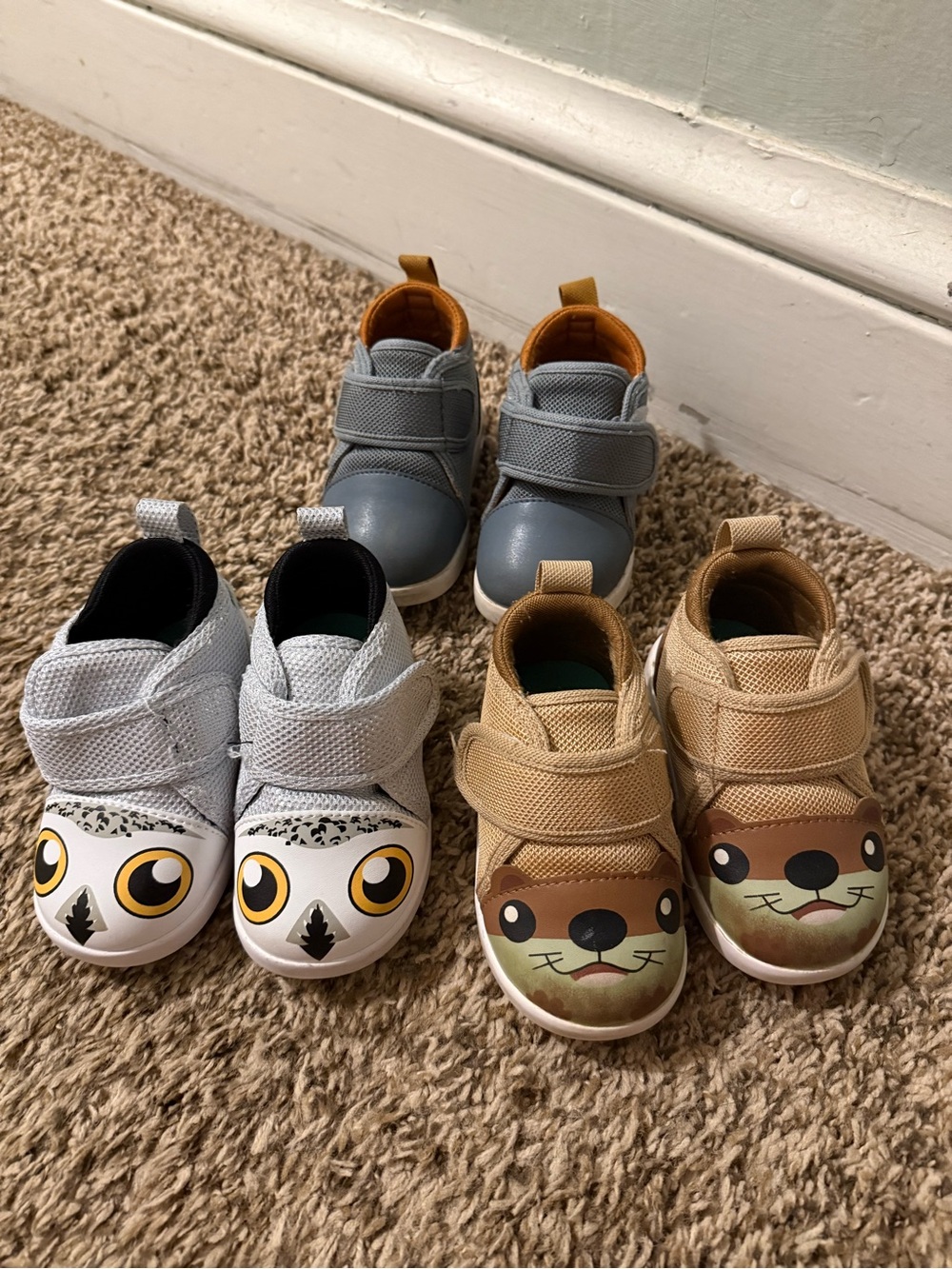 Ikiki boys size 5 Velcro Sneakers